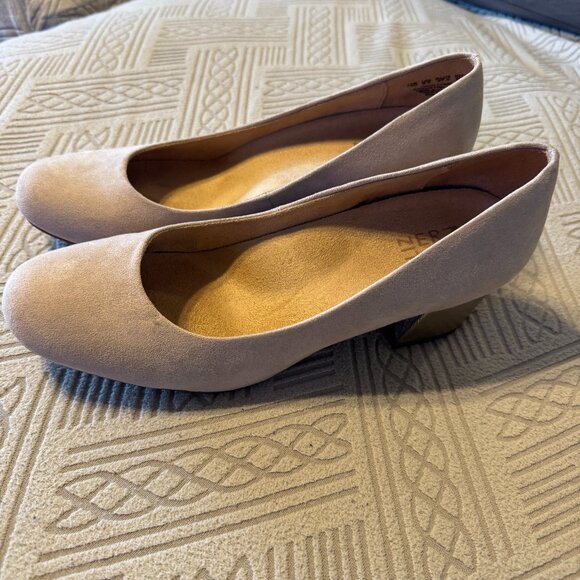 Naturalizer Shoes Womens 7.5 M Pump Block Heels Slip On Beige Fabric Gold heel - Picture 1 of 6